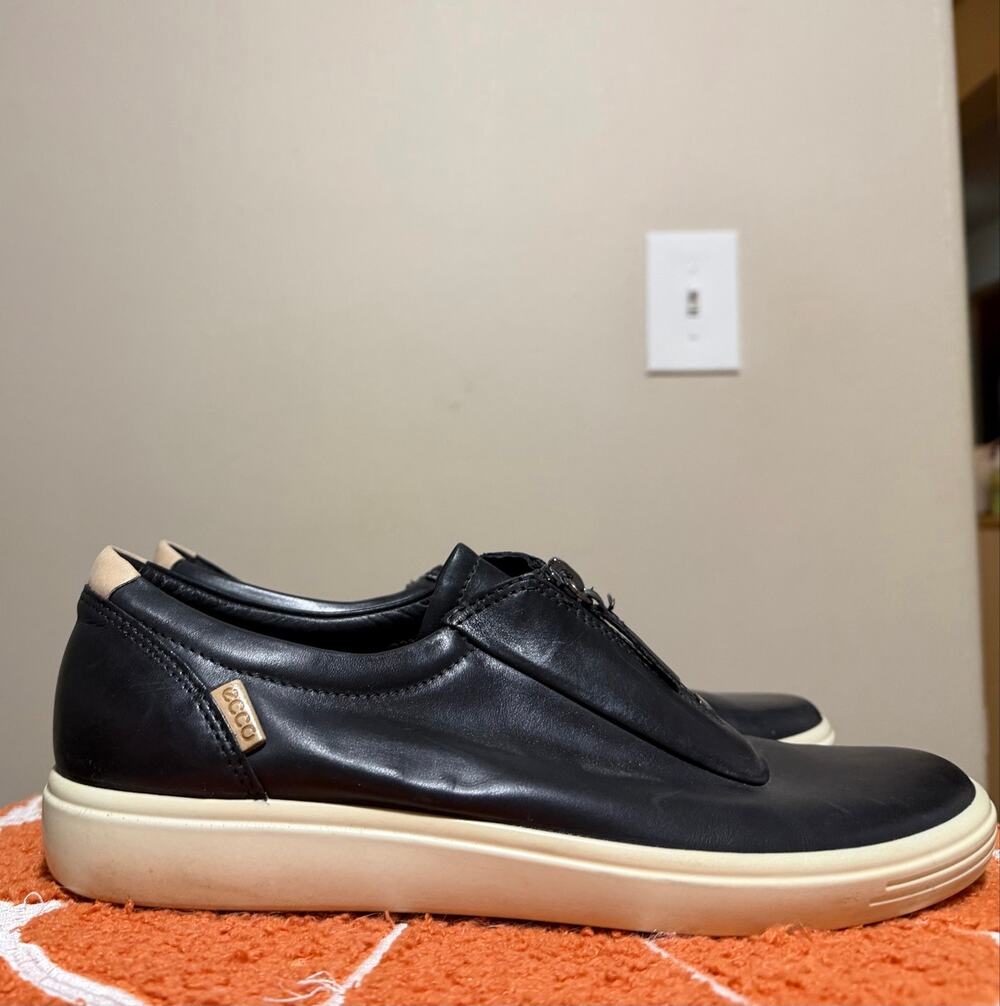 Ecco black leather size 40/ 9 sneakers